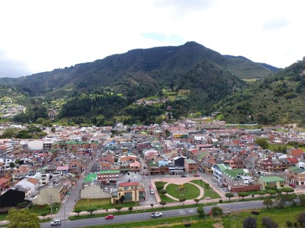 Es liegt in Cundinamarca und ist eine Stadt, in der Geschichte atmet