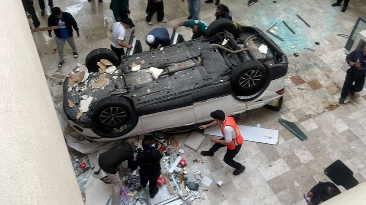 Un veicolo cade da tre piani all'interno del centro commerciale Plaza Lilas (Video)