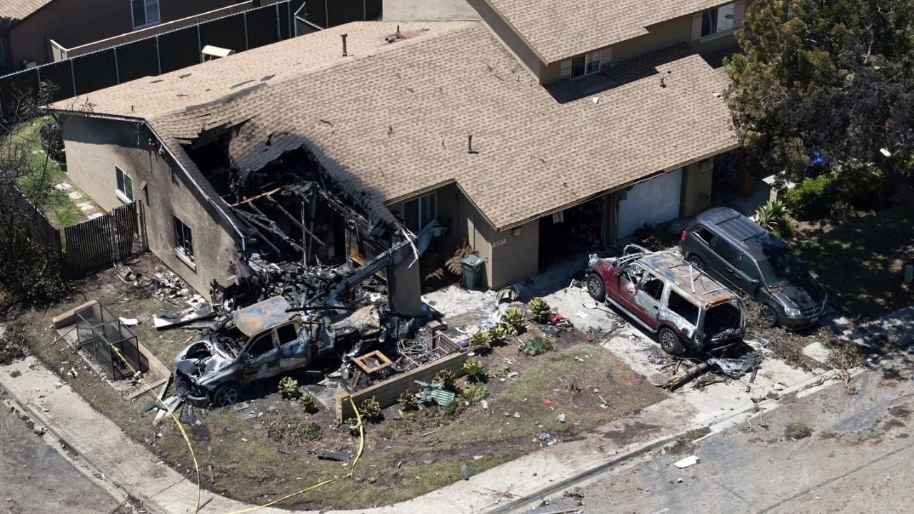 Privatflugzeug stürzt in einem Viertel von San Diego ab; alle sechs Menschen an Bord starben