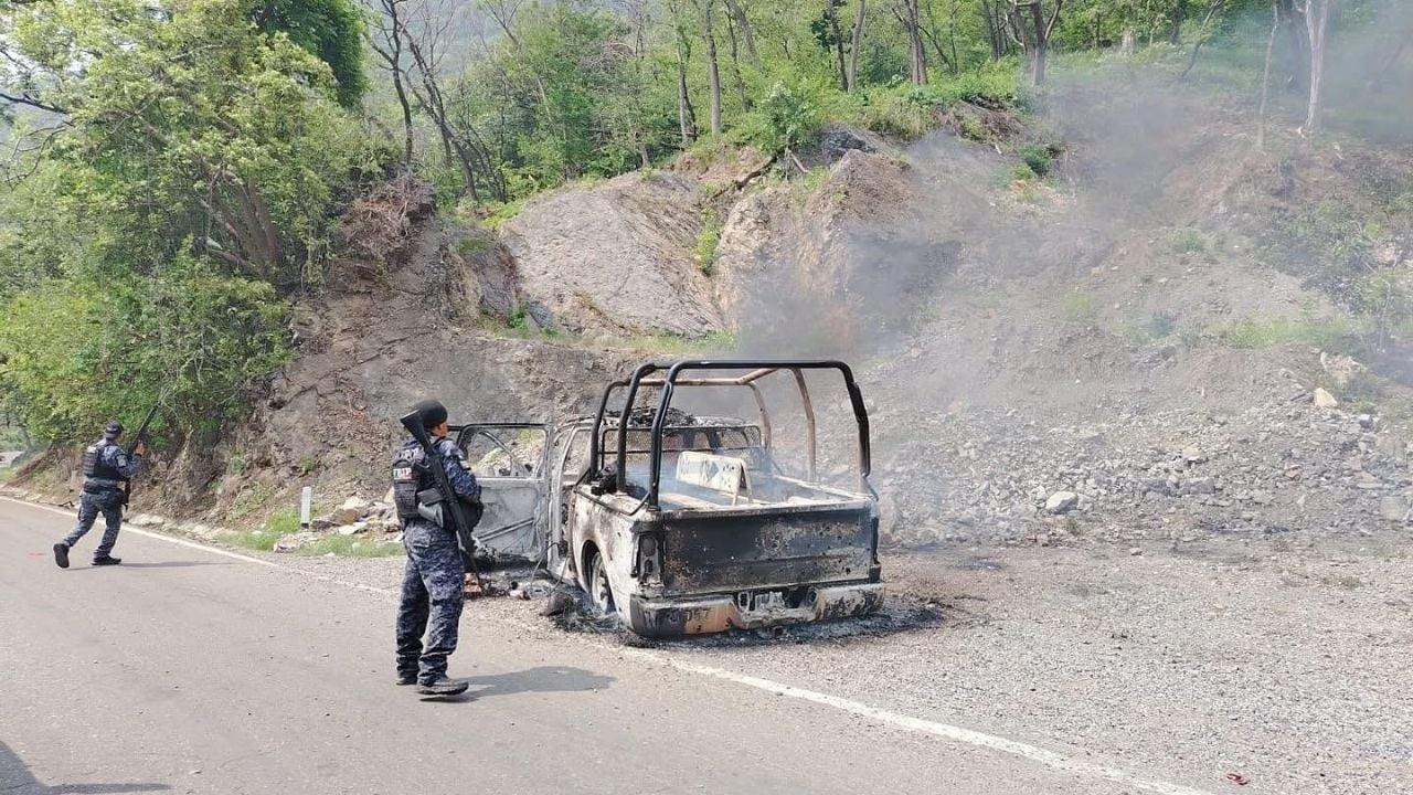 Vijf politieagenten worden in een patrouillewagen in Chiapas overvallen en levend verbrand.