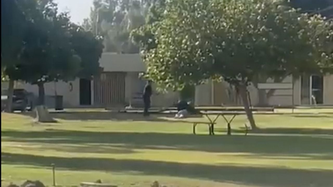 Gefangener nach Schüssen, Tritten und Schlägen auf den Kopf wieder festgenommen (Video)