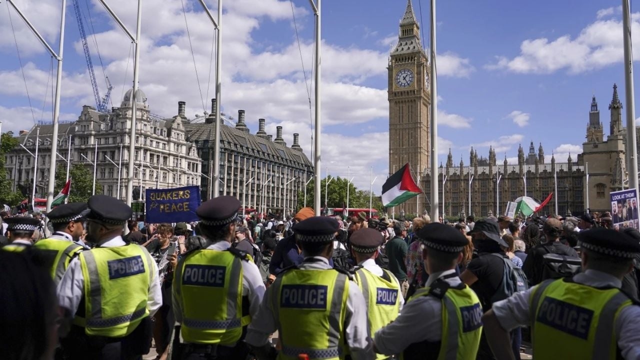 La polizia di Londra arresta 365 persone mentre i manifestanti filo-palestinesi sfidano la nuova legge
