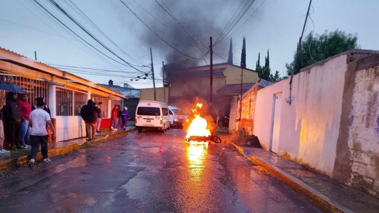 Vermoedelijke aanvaller gelyncht in El Nopalito, Puebla; medeplichtige overleeft (video)