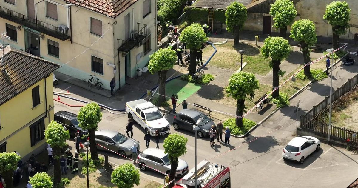 Cidade "invadida" por policiais e guardas de trânsito: drone mostra busca pela arma do crime em Tromello