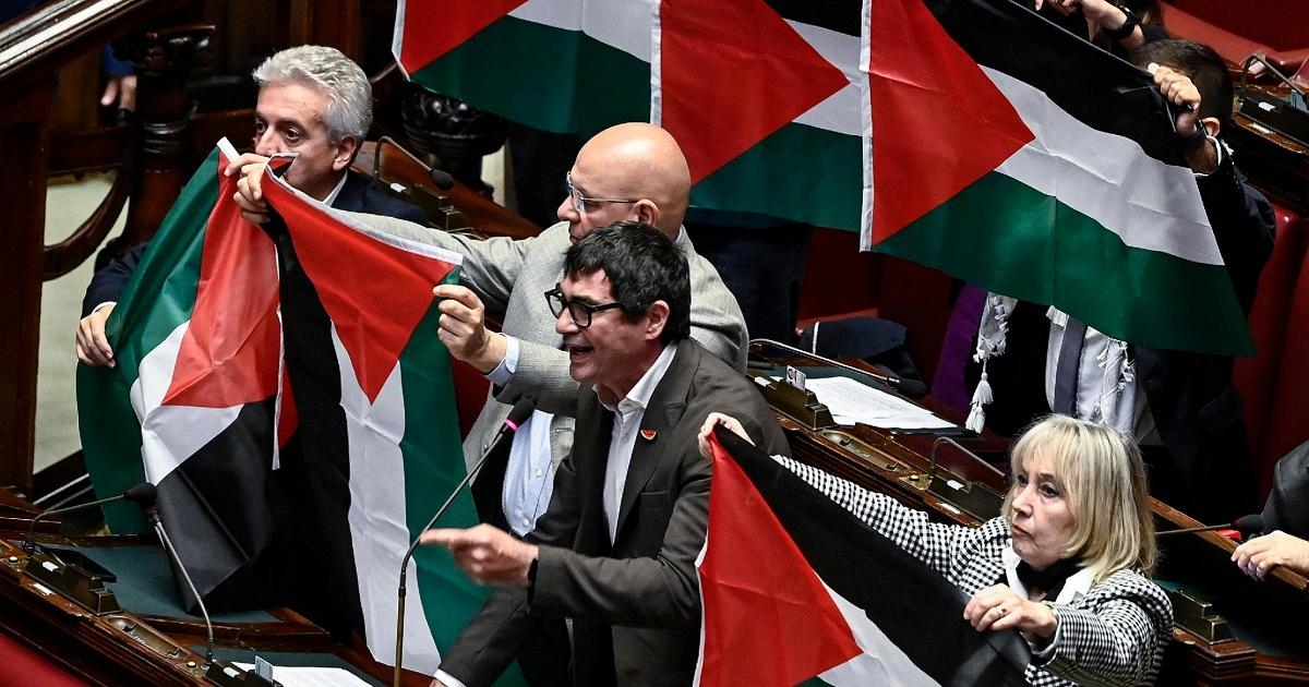 Alla Camera dei Deputati quattro mozioni su Gaza, esposte bandiere palestinesi. Conte: "È genocidio"