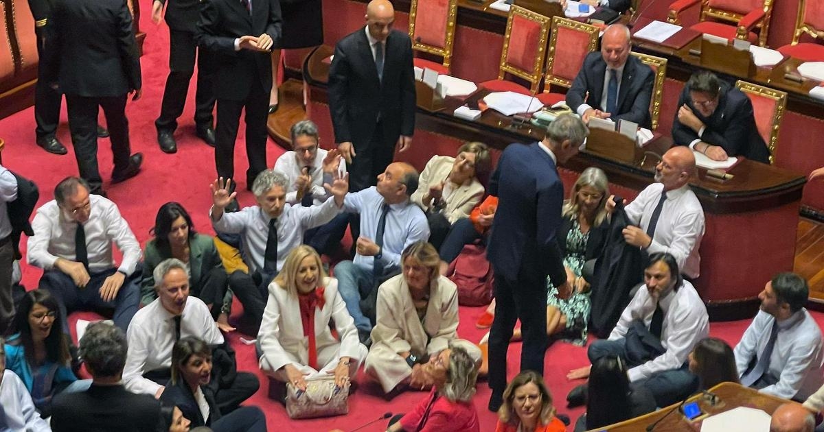 Güvenlik kararnamesi kanundur. Senato'da muhalefetle sert çatışma: "Otoriter dönüş"