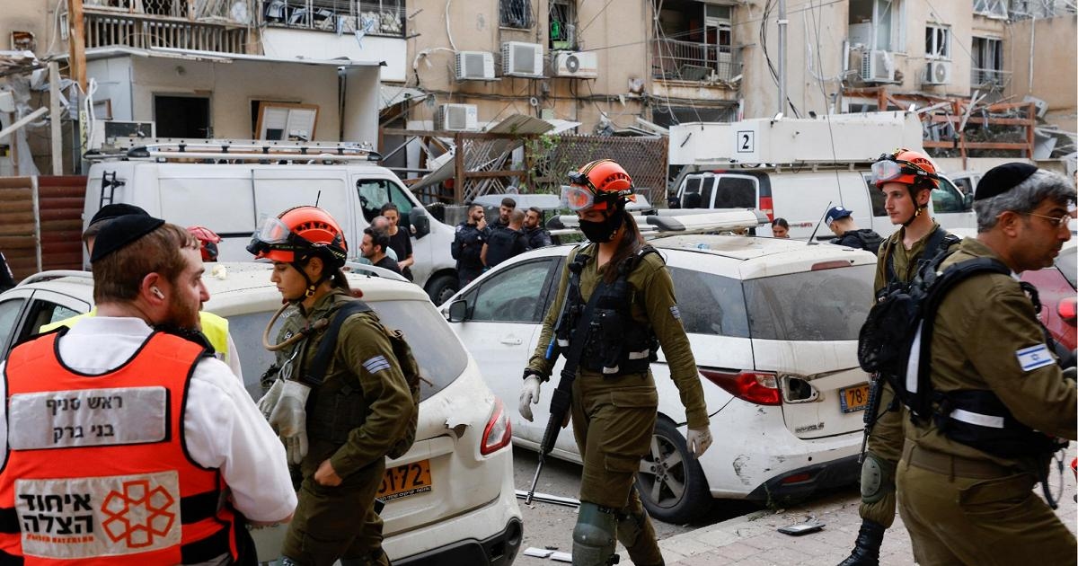 İsrail, İran'ın Tel Aviv'e düzenlediği füze saldırısının ardından yardım çalışmalarına başladı
