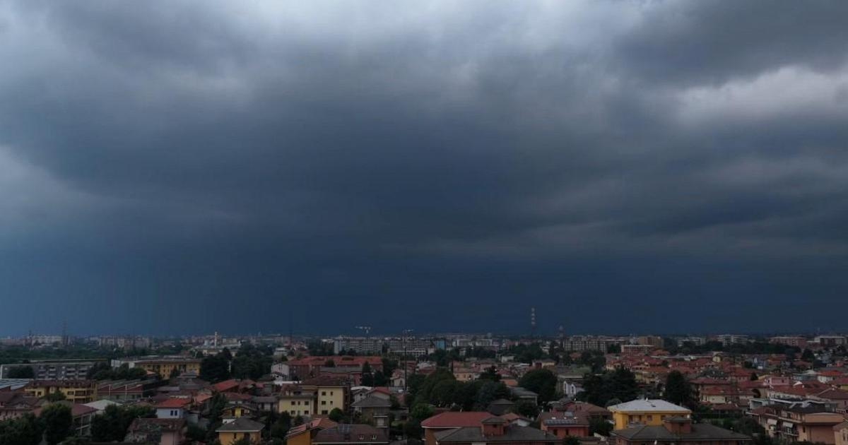 Milano'nun sağanak yağış öncesi kara cephesi drone ile görüntülendi
