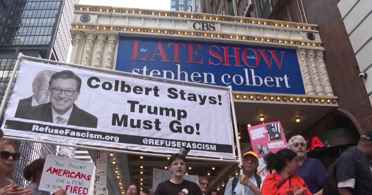 New Yorkers took to the streets for Stephen Colbert: "Keep him, Trump must go!"