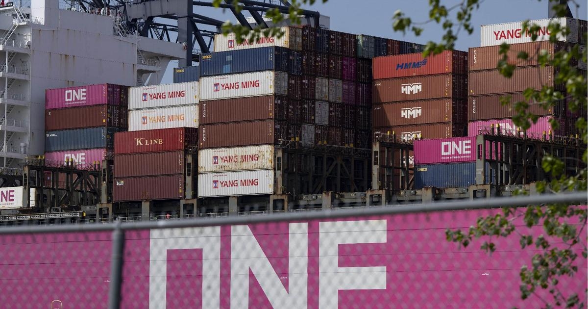 EU suspends countermeasures after US deal. Trump: "Without promised investments, 35% tariffs."