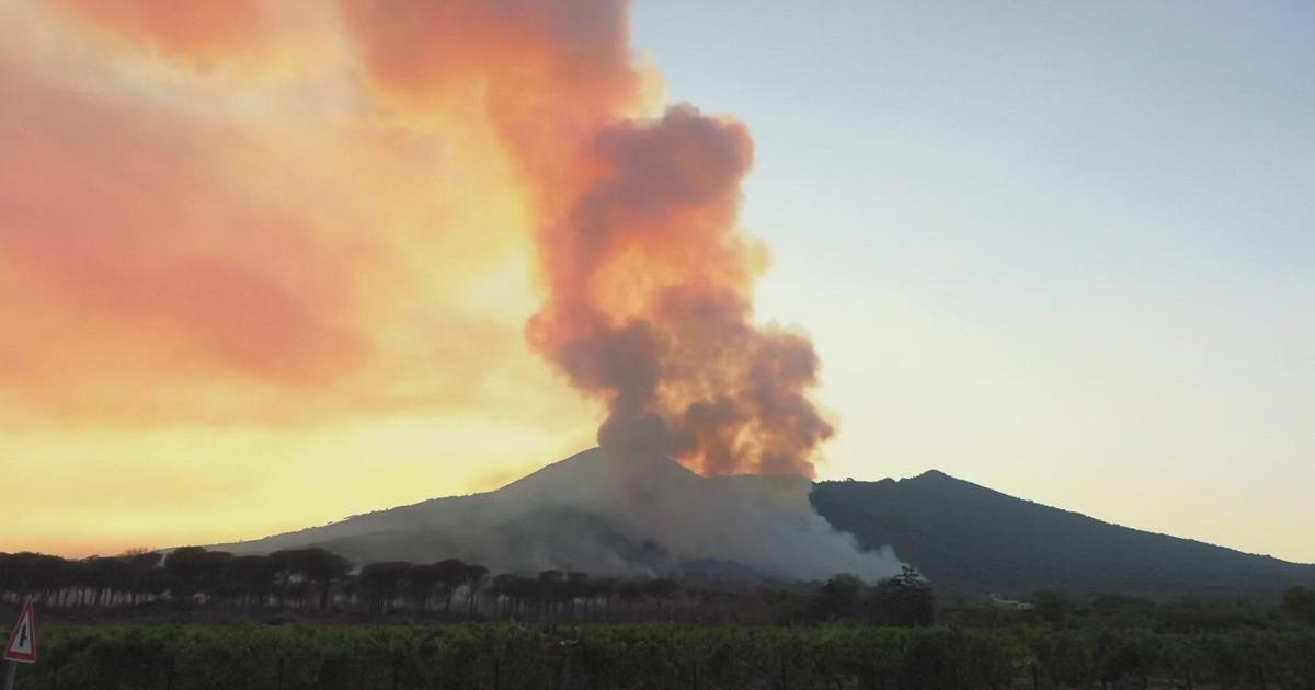 Vlammen op de Vesuvius, de rookkolom zichtbaar vanuit Napels