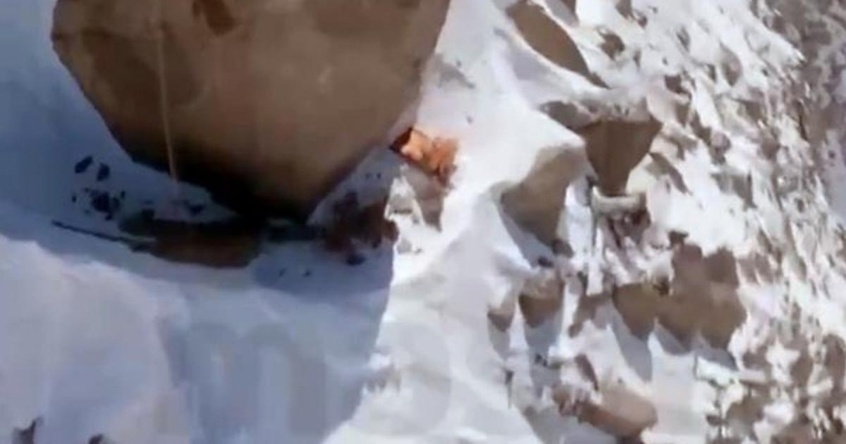 Rus dağcı Pik Pobeda'da mahsur kaldı: Videoda çadırının 7.000 metrede yırtıldığı görülüyor