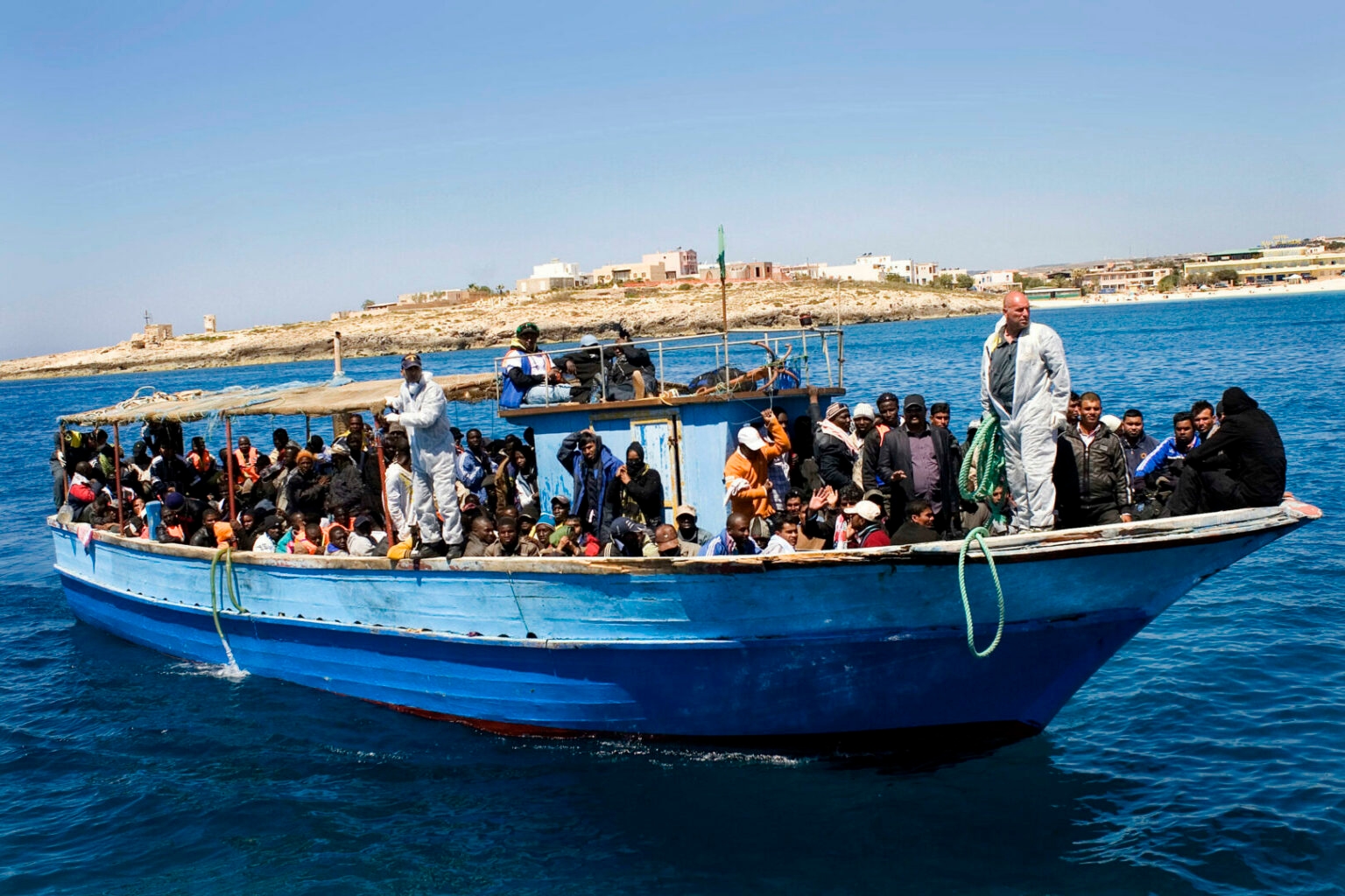 Eritreli kadın Lampedusa'ya getirilen bir platformda doğum yaptı