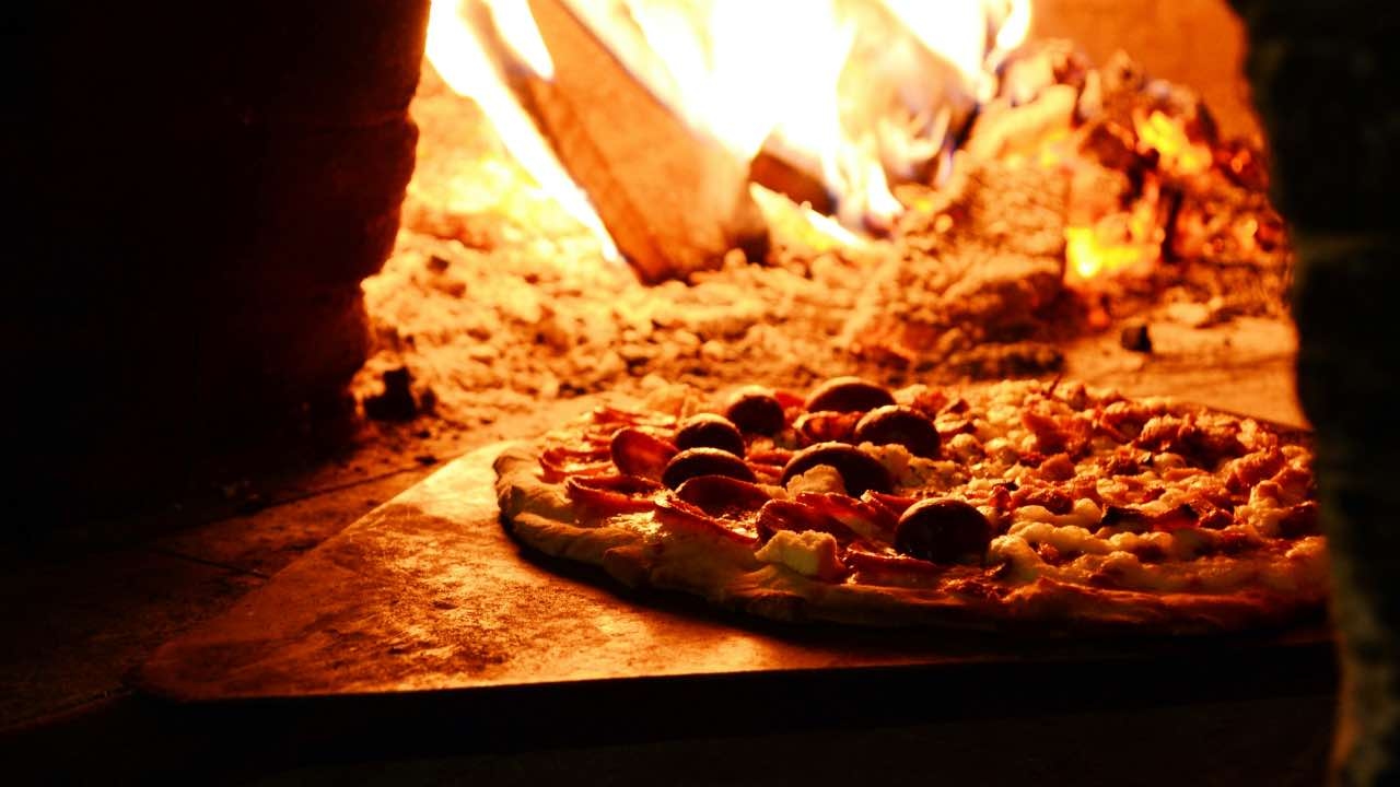 Últimas notícias: Imposto de selo também é introduzido na pizza | 4€ a pagar diretamente na pizzaria: “Pague ou coma pão sem fermento”