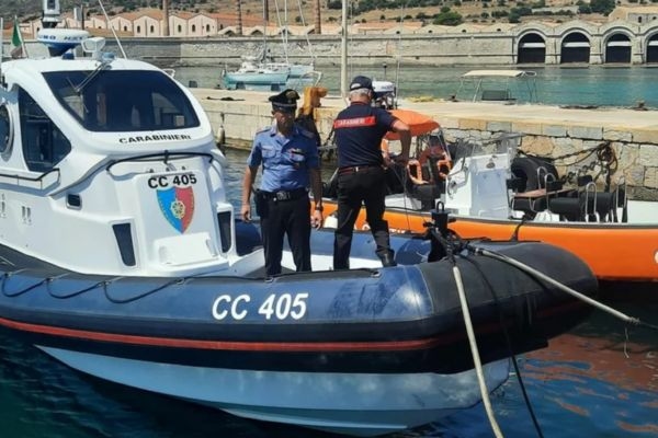 Favignana'da Carabinieri dört kaplumbağayı zor durumdan kurtardı