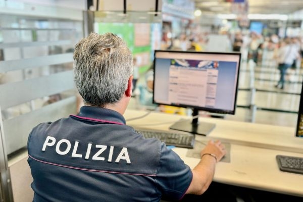 Catania, iraquiano de 35 anos é preso por tentar embarcar em um avião para Dublin com um passaporte falso