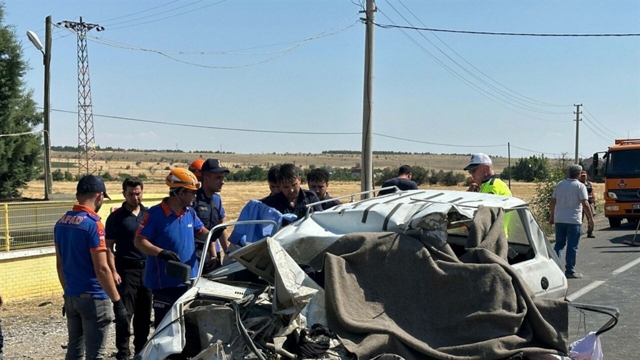 Choque de coche y camión: 2 muertos