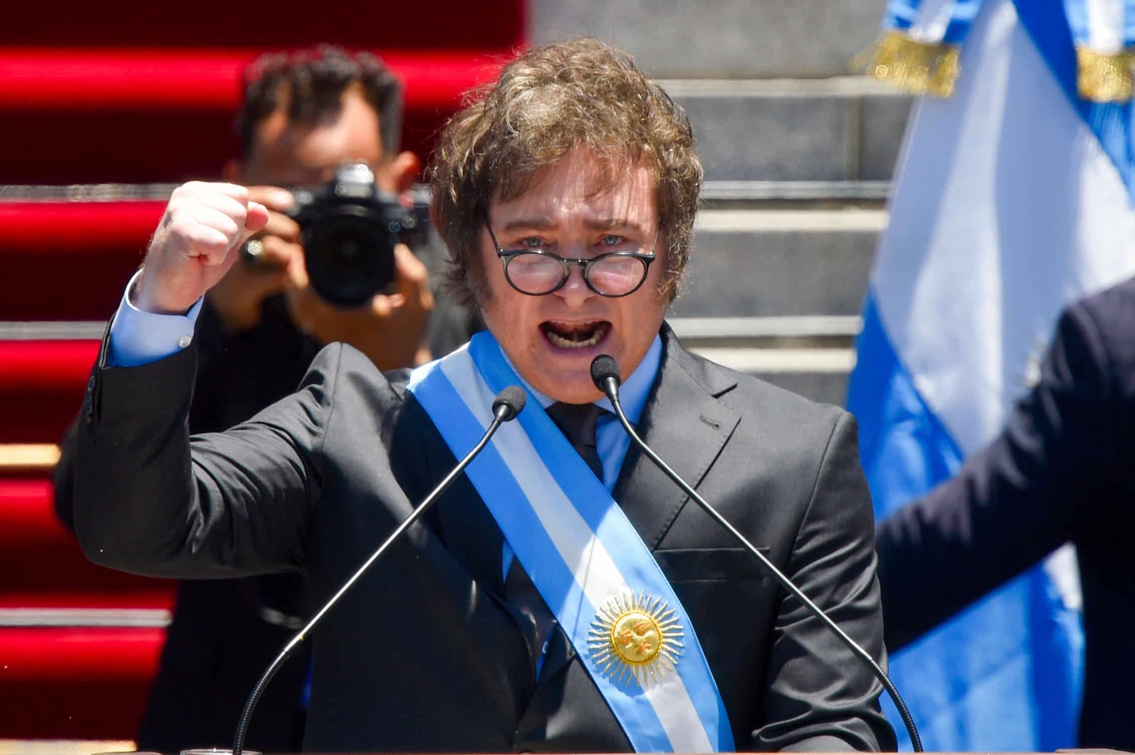 Argentina, Milei sconfitto alle elezioni di Buenos Aires: il peronismo resiste all’assalto dell’ultradestra liberista