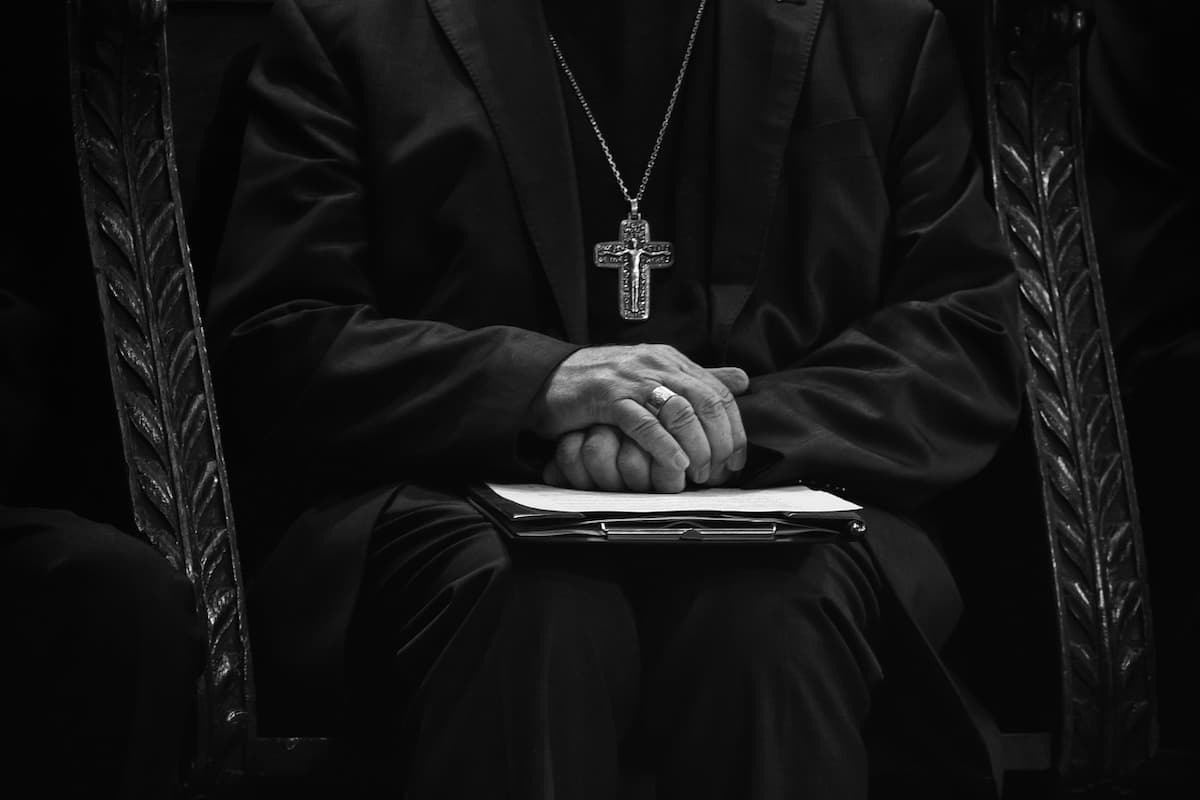 Priest arrested for sexual assault on a minor: "After the incident, he gave a blessing and asked for forgiveness."