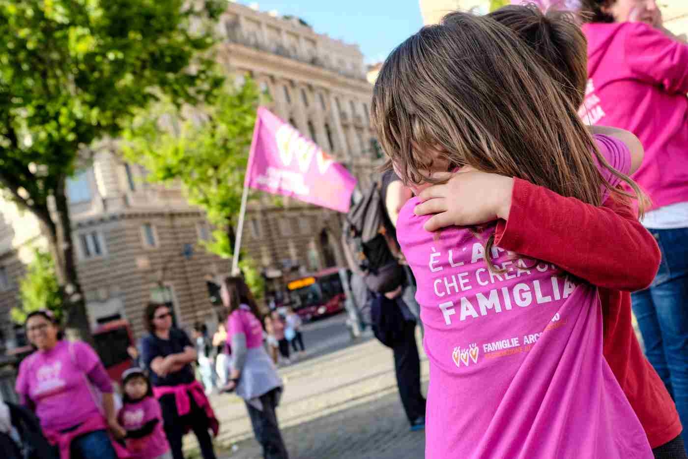 Schiaffo della Consulta al governo Meloni: “Due mamme? Si può”