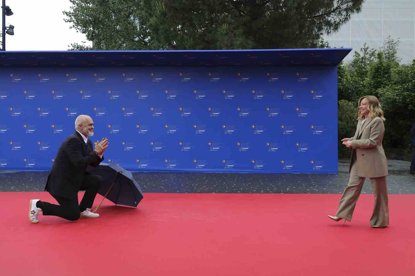 Meloni, la primera ministra fantasma que deambula por Europa: aislada por su rendición a Trump, los “Willing” la excluyen