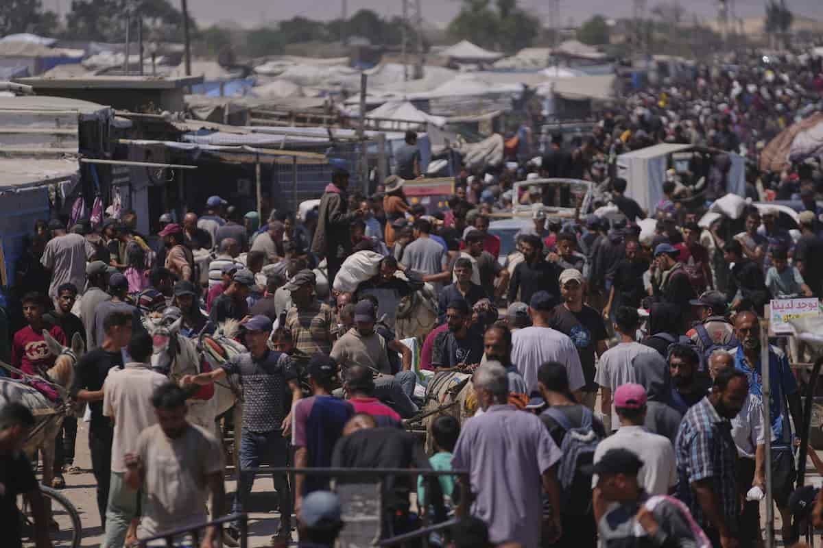 Gaza, Israel blocks aid again in the Strip: 20 dead in bombings, victims waiting at distribution centers