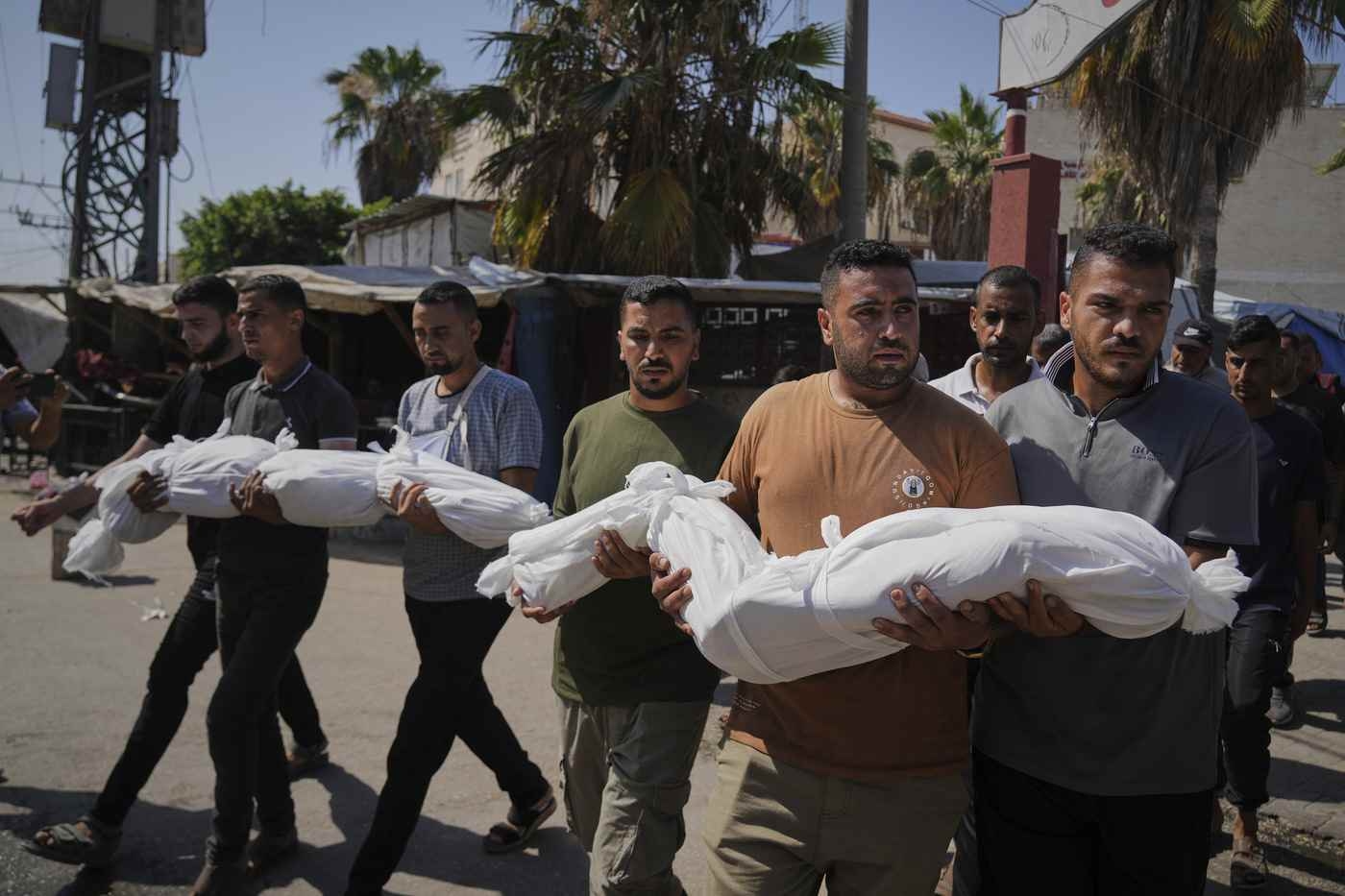 A Gaza tregua di sangue targata Trump: nella Striscia non c’è più spazio per seppellire i corpi