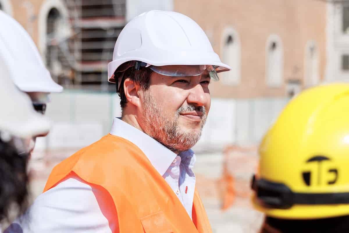 Toen Salvini naar Leoncavallo ging, verheugt hij zich vandaag over de ontruiming van het sociale centrum: "Afuera"