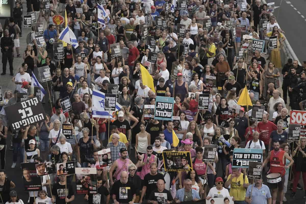 A day of protests in Israel, with roads blocked and tires set on fire: "Netanyahu sacrifices hostages to save the government."