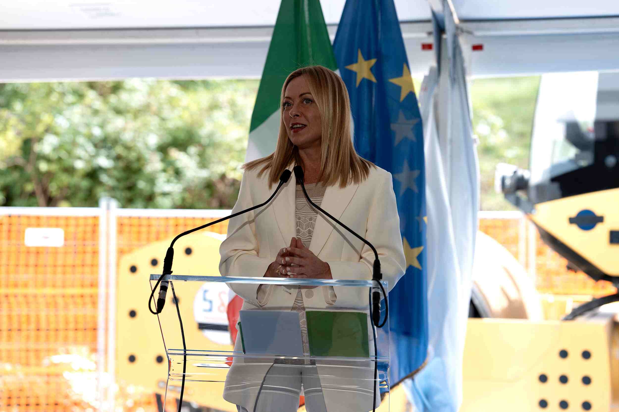 Meloni foi uma "fiadora" no último minuto, mas na realidade, os magistrados de Almasri a salvaram: Berlusconi não era nada parecido com ela...