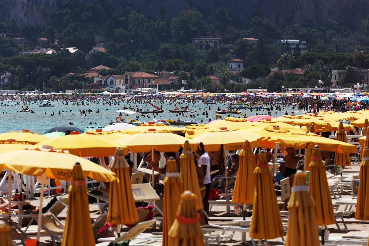 Hare Majesteit, de strandparasol is het symbool van de klassenstrijd: de zee is niet langer voor iedereen