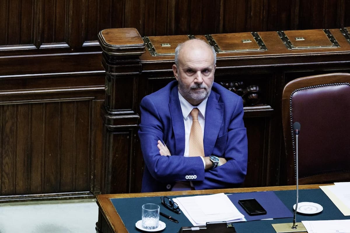 Schillaci aşı komitesini feshediyor, sağ bölünüyor: Bakanı sadece Forza Italia savunuyor, Lig saldırıyor.