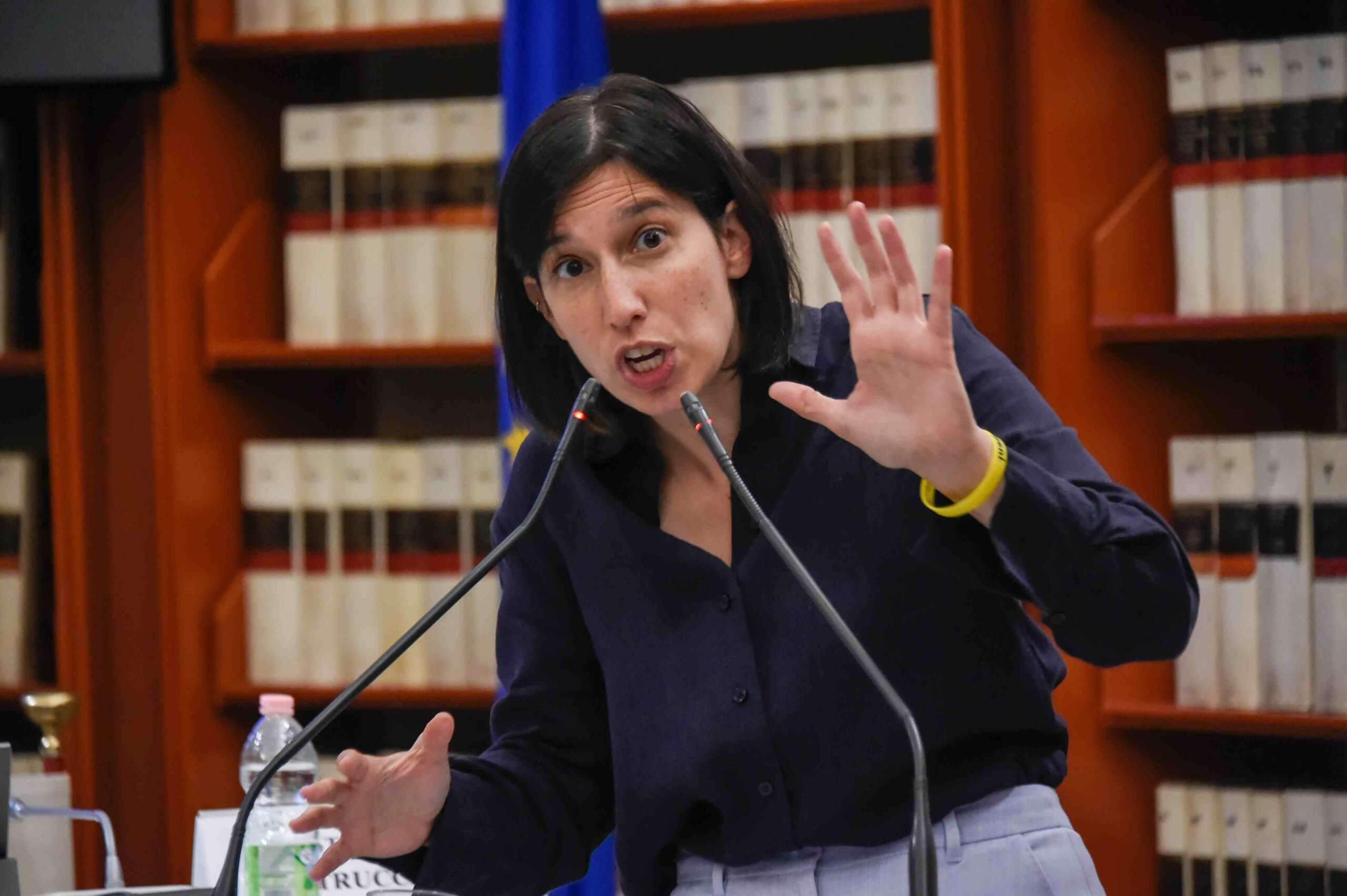 Schlein barışı koruma görevinde: Puglia ve Campania'daki Demokrat Parti içindeki savaş bölgesel seçimlere doğru ilerliyor.