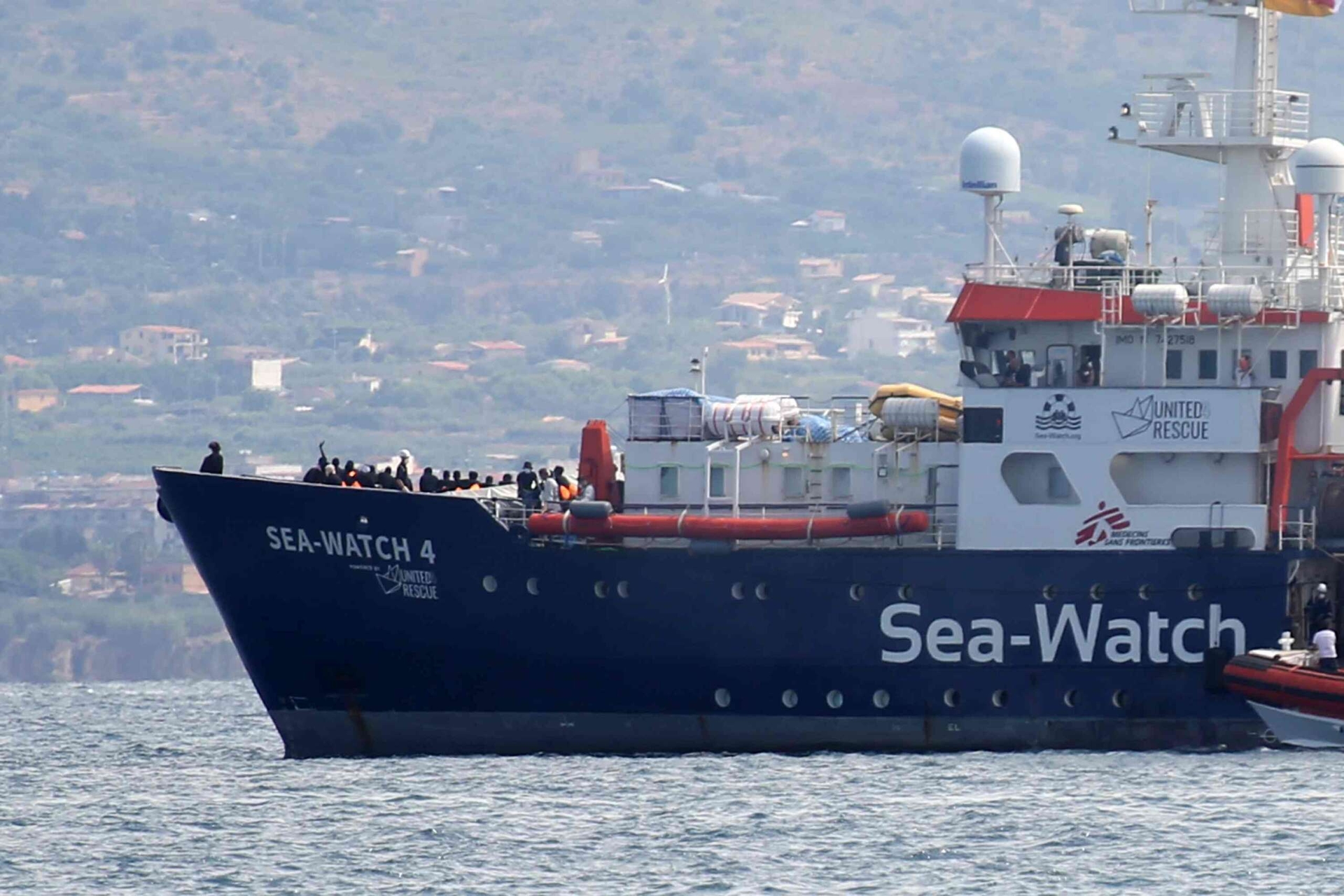De regering van Meloni blokkeert het vliegtuig van Sea Watch, waardoor de Piantedosi-wet tientallen doden op zee zal veroorzaken.