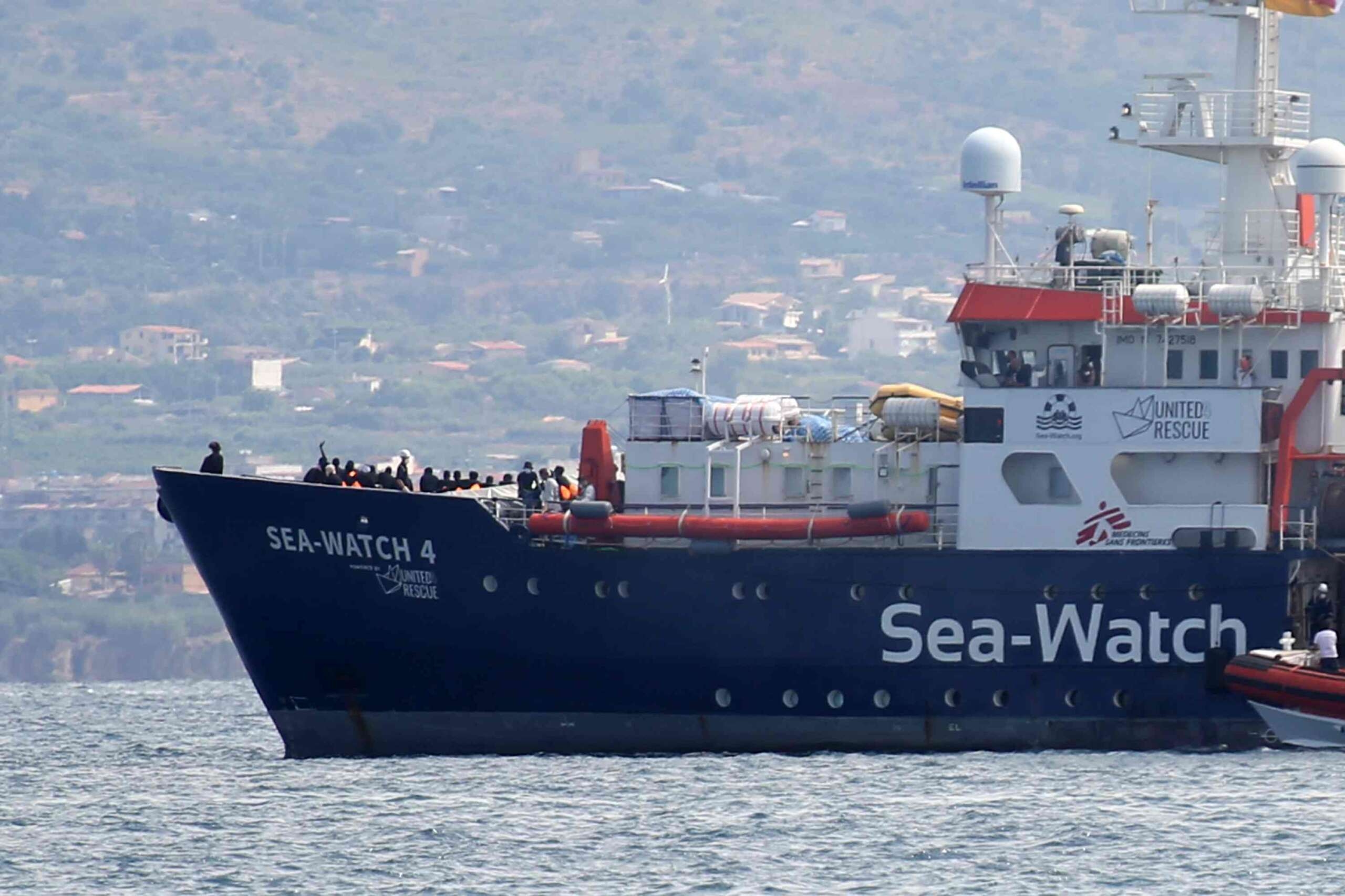 Il governo Meloni blocca l’aereo di Sea Watch, così la legge Piantedosi provocherà decine di morti in mare