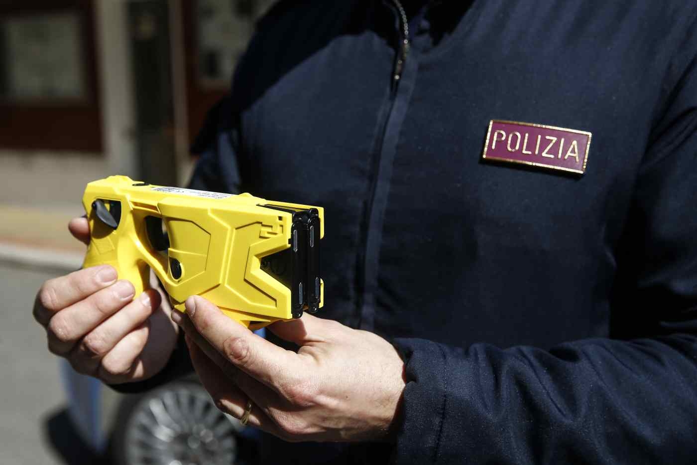 Wie der Taser funktioniert und wann er tödlich sein kann: Die Millionen, die Europa für den Kauf von Tasern von Trump in den USA ausgegeben hat