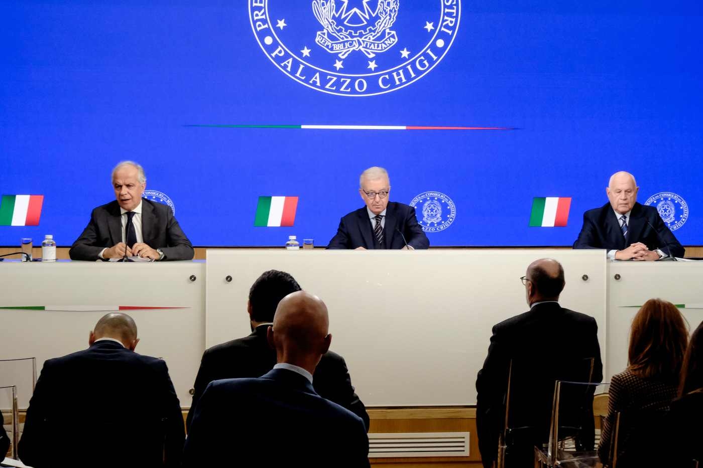 Affaire Almasri : le gouvernement attaque les juges, affirmant qu'ils interfèrent dans les décisions politiques.