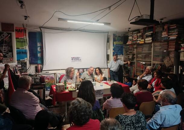 Varese - Um salão lotado em Varese para o deputado do Partido Comunista de Israel, Ofer Cassif - - Varese News