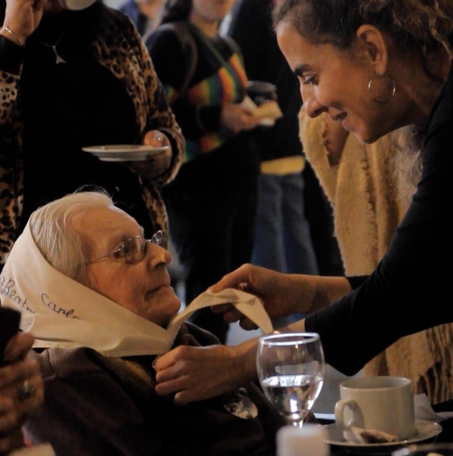 A white handkerchief and a shared scene: The legacy of a mother of Plaza de Mayo