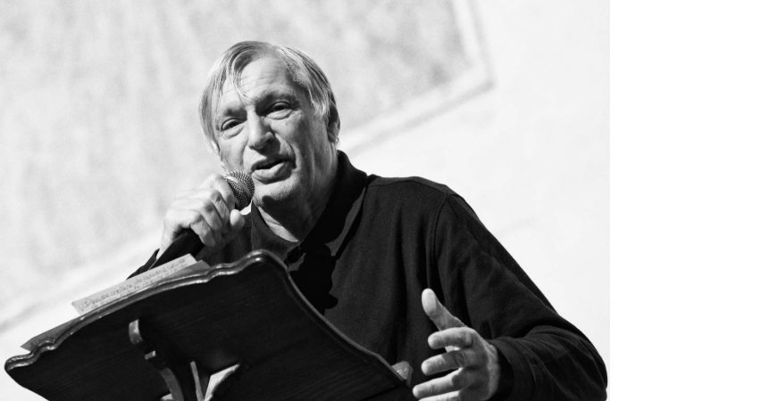 Gli 80 anni di don Ciotti: «Per la pace bisogna sporcarsi le mani, non basta denunciare le brutture della guerra»