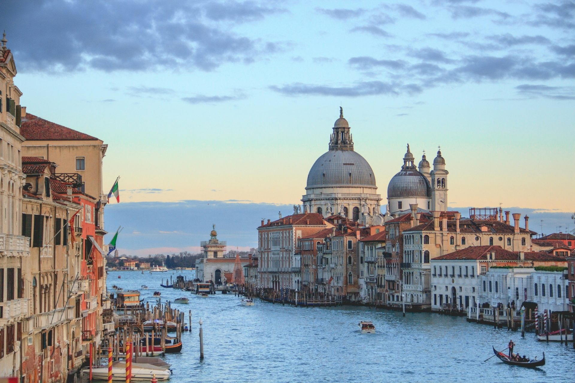 Venezia, giù la maschera