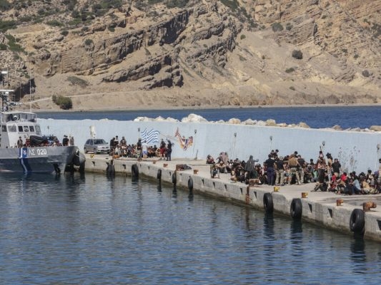 Grécia transfere refugiados de Creta para o continente