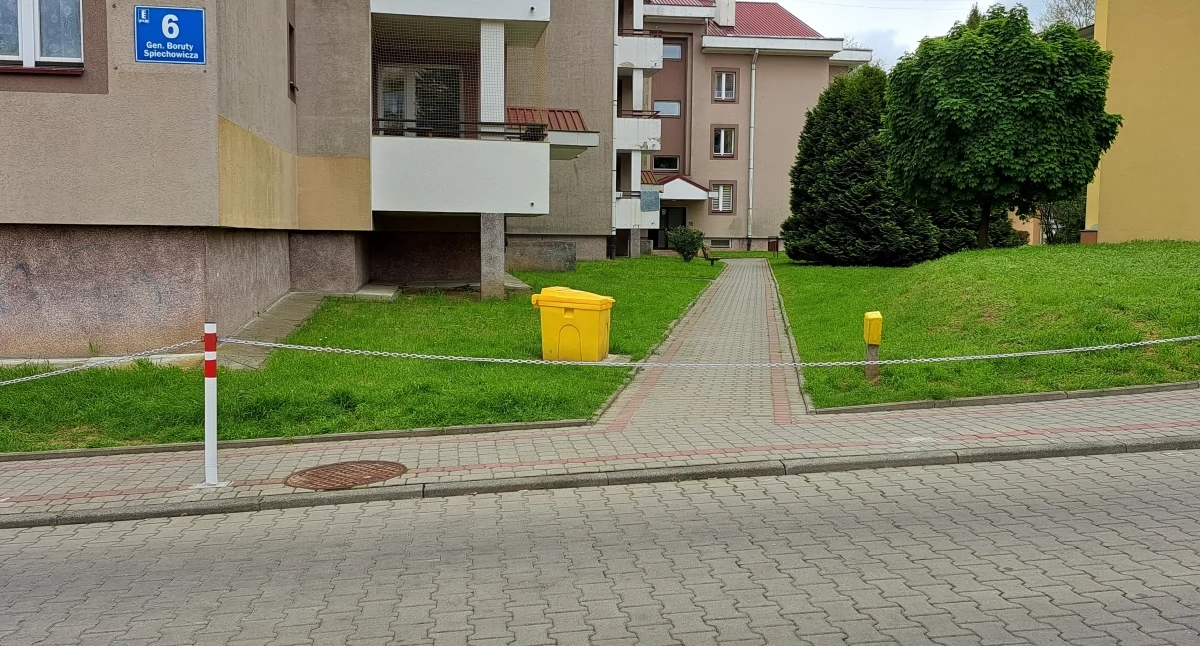 ¿Un absurdo complejo inmobiliario en Kazanów? La cooperativa de vivienda responde a la denuncia del vecino [FOTOS]