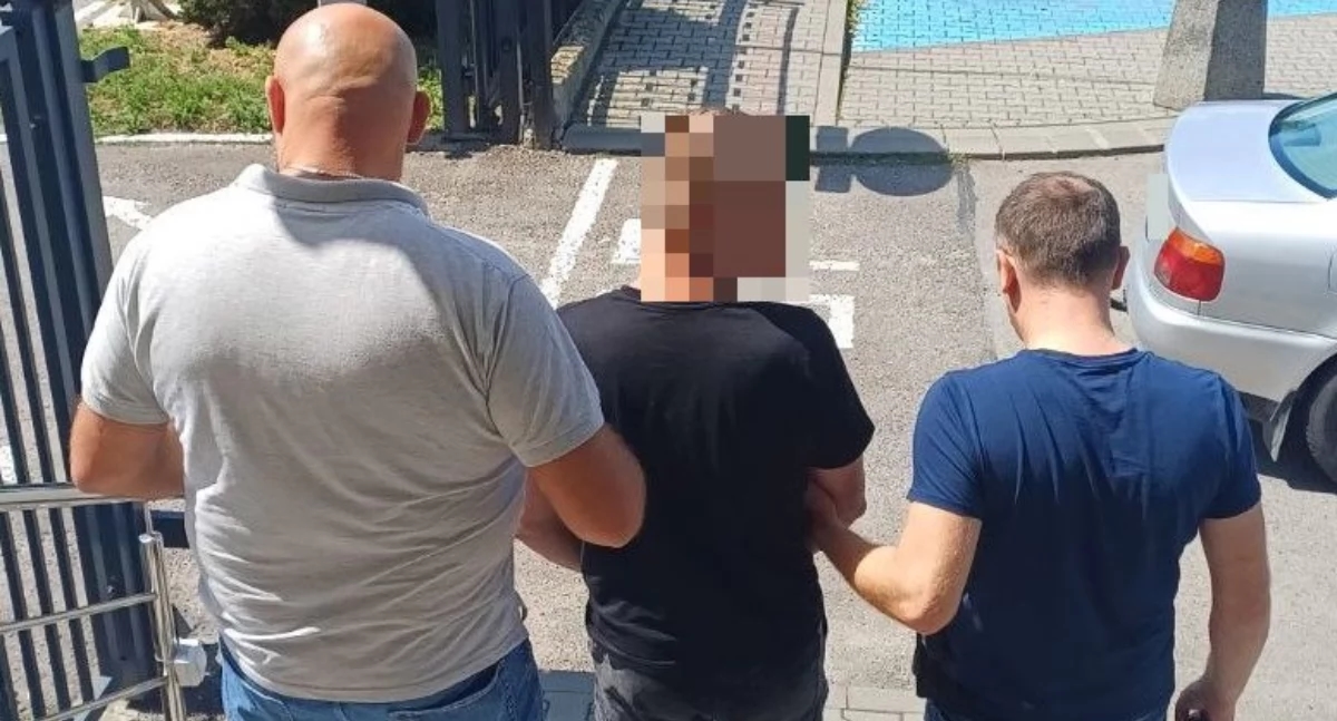 Hij viel geparkeerde auto's aan met een kapmes [FOTO'S]