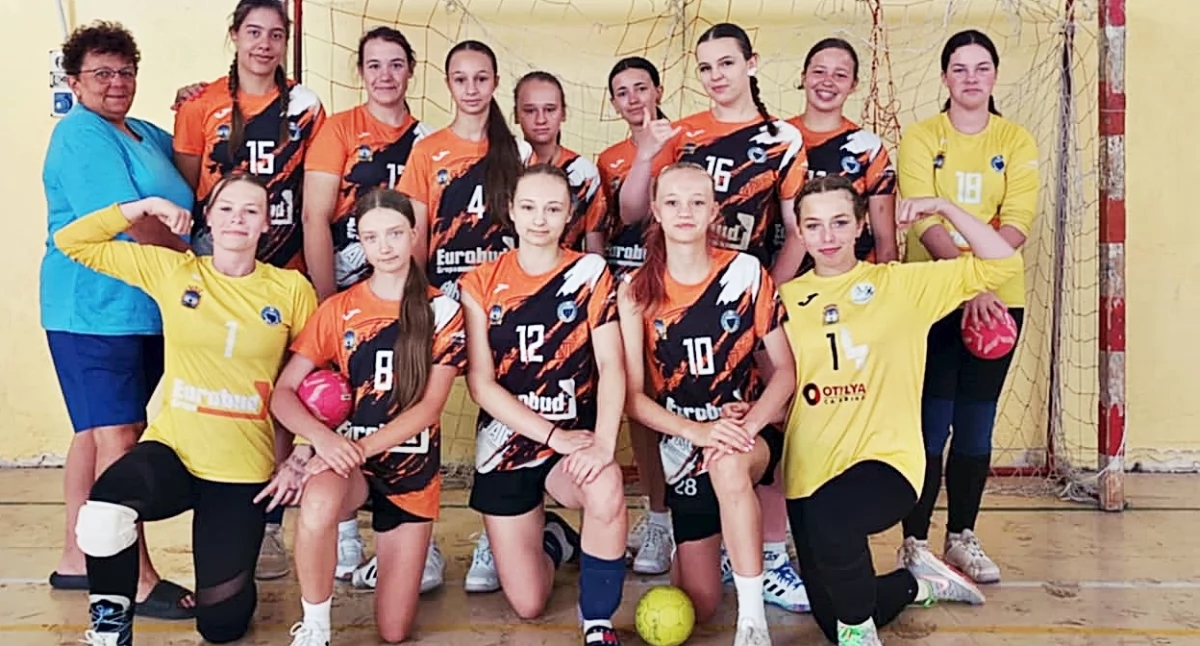Jovens mulheres de Jarosław no festival italiano de handebol