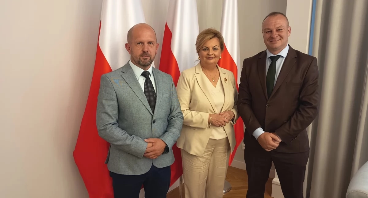 O condado de Przemyśl faz parte da Associação de Municípios da Fortaleza de Przemyśl