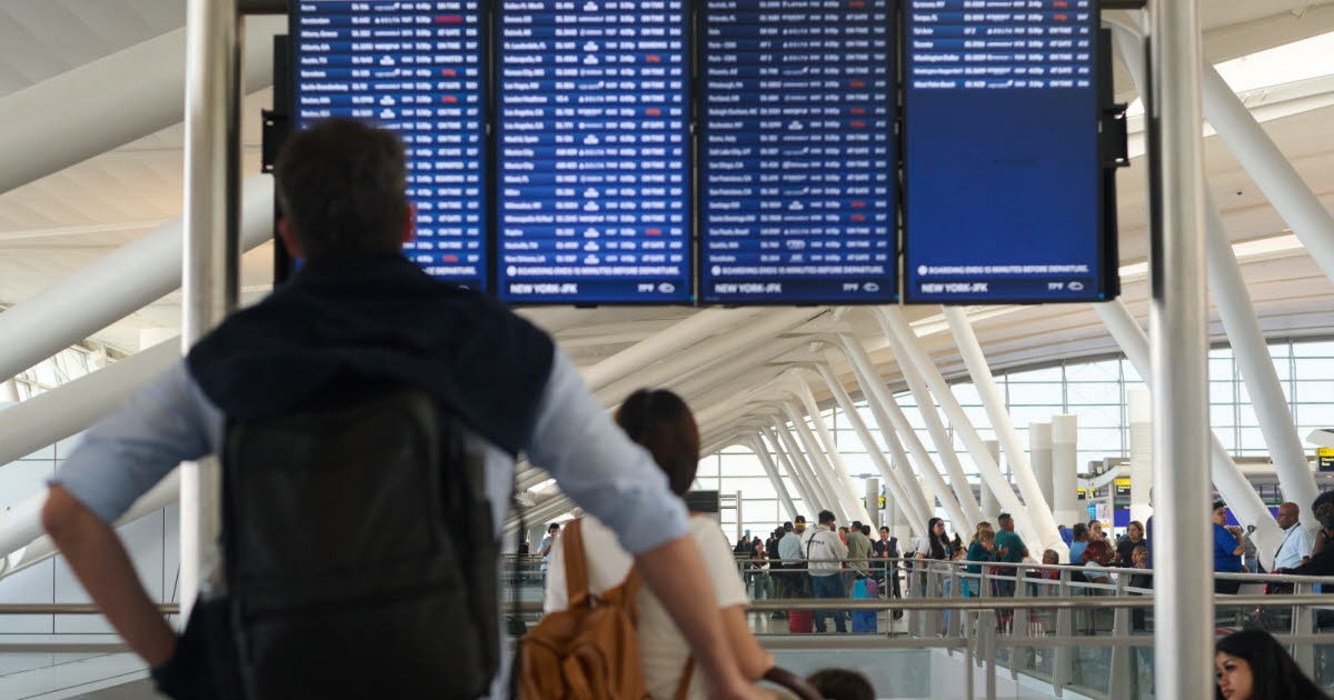 США. На 36-й день карантина правительство вводит запрет на авиарейсы.