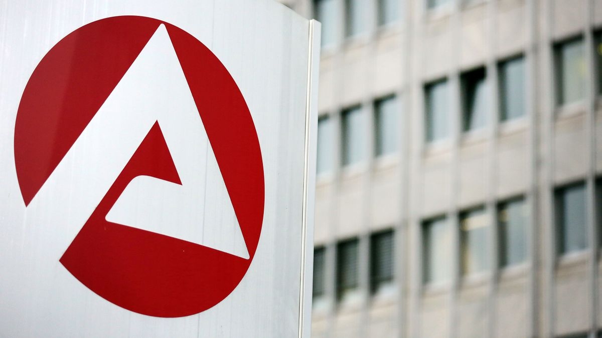 Bezrobocie: Liczba bezrobotnych spadła w październiku tylko nieznacznie