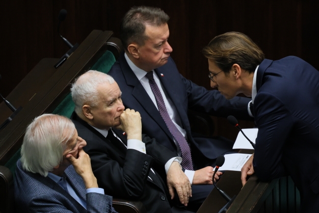 Hükümet partileri Ziobro'nun dokunulmazlığının kaldırılmasını ve tutuklanmasını destekliyor, PiS buna karşı çıkıyor, Konfederacja tutuklamaya karşı çıkıyor