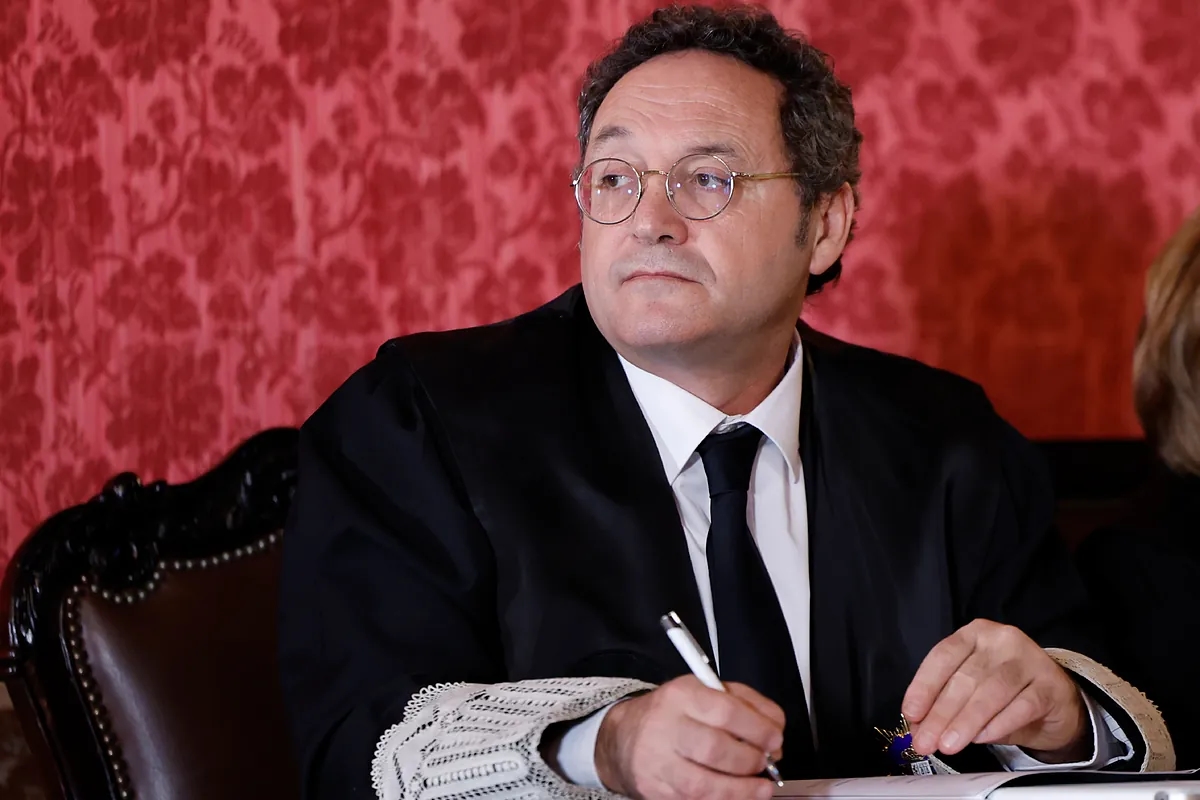 Başsavcının sanık sandalyesinde cübbe giymesi onur kırıcıdır.